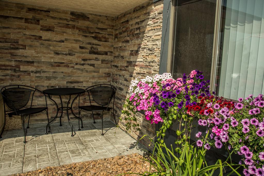 Americas Best Value Inn & Suites Detroit Lakes Bagian luar foto