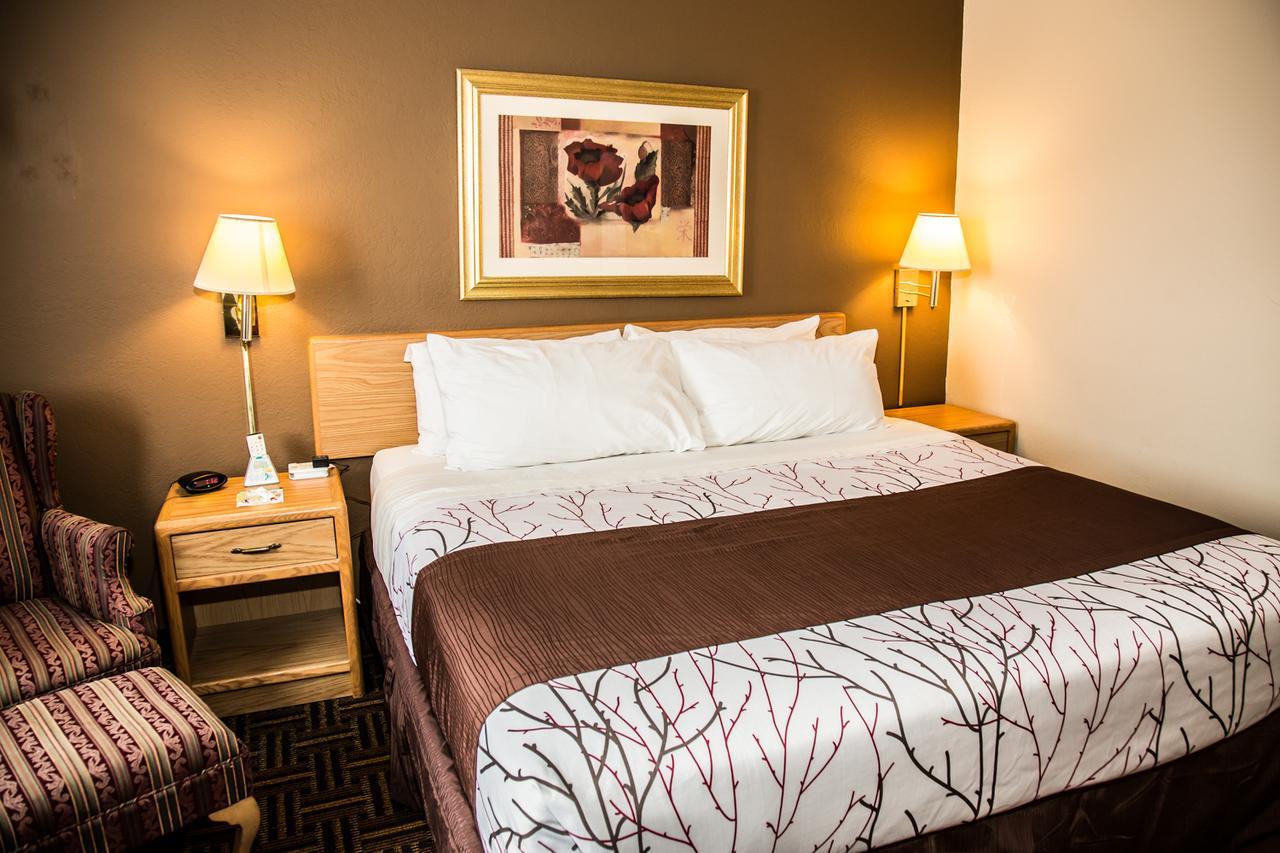 Americas Best Value Inn & Suites Detroit Lakes Bagian luar foto