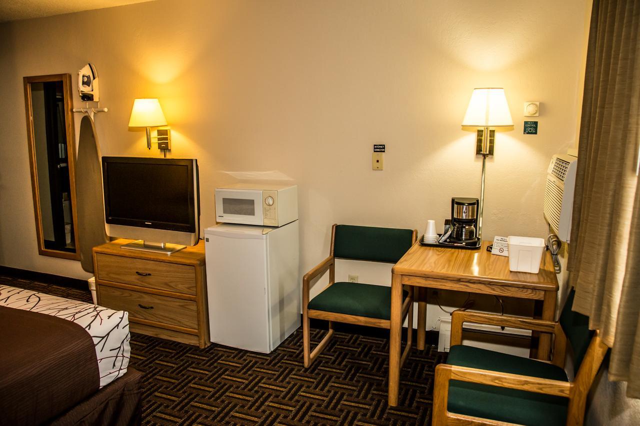 Americas Best Value Inn & Suites Detroit Lakes Bagian luar foto