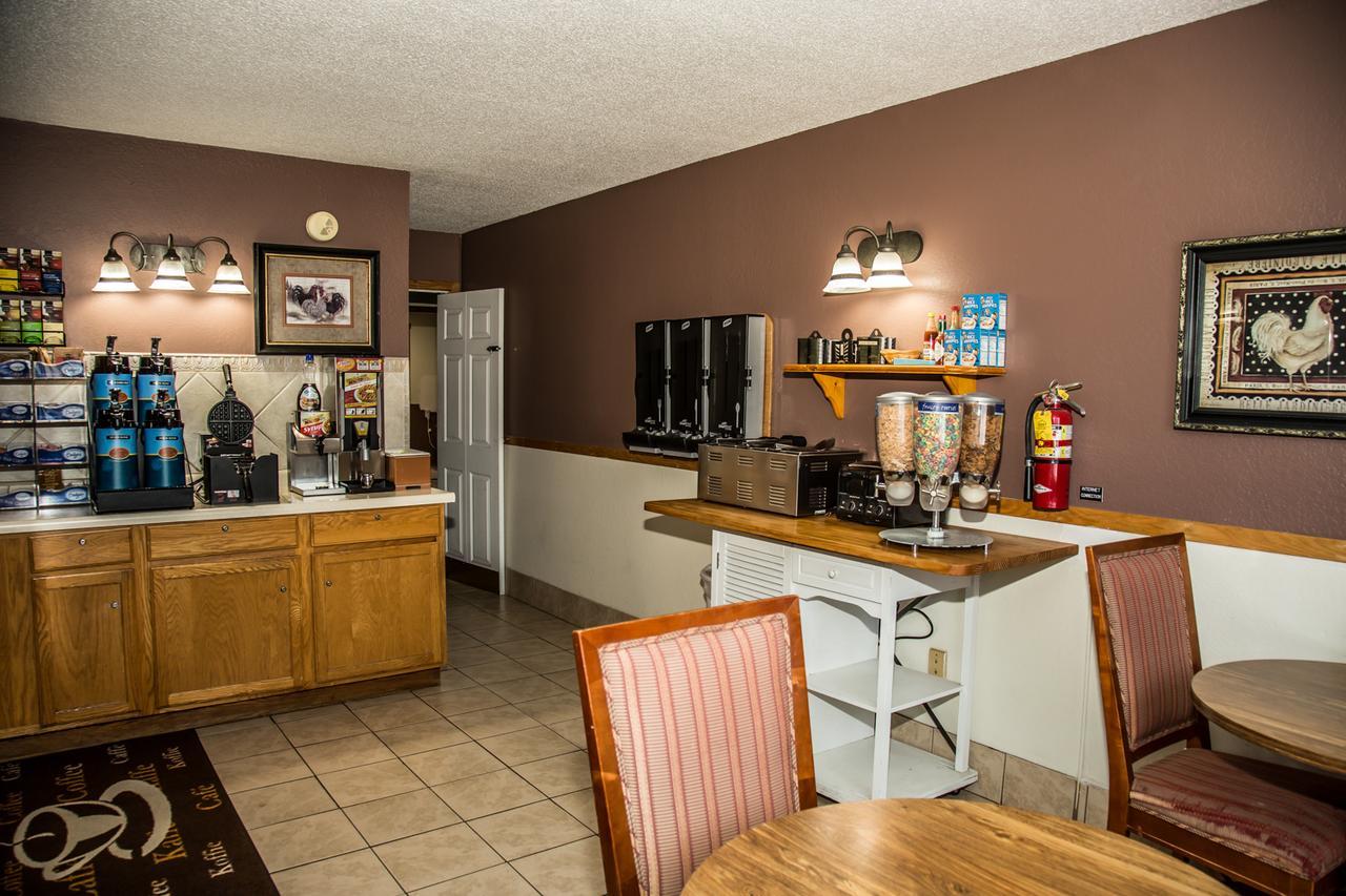Americas Best Value Inn & Suites Detroit Lakes Bagian luar foto