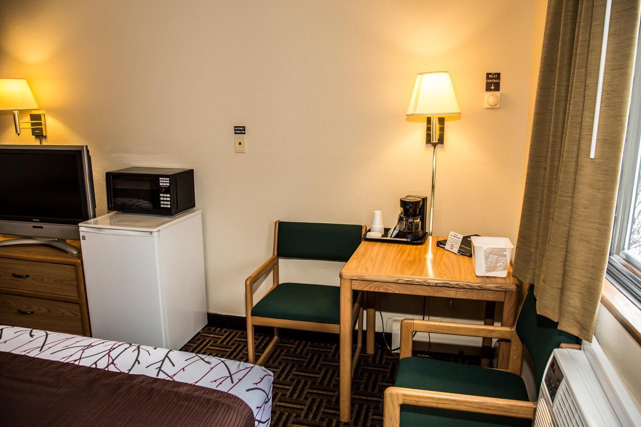 Americas Best Value Inn & Suites Detroit Lakes Bagian luar foto