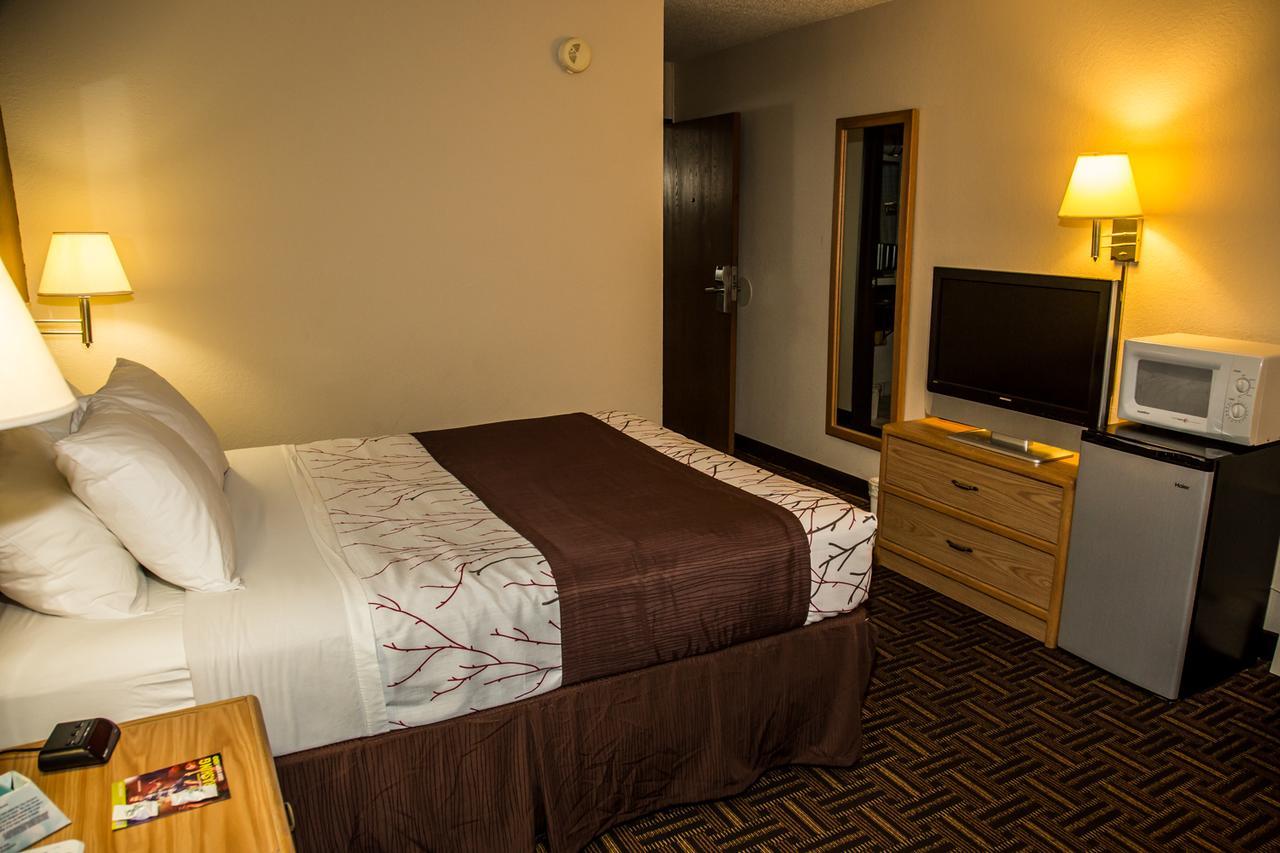 Americas Best Value Inn & Suites Detroit Lakes Bagian luar foto