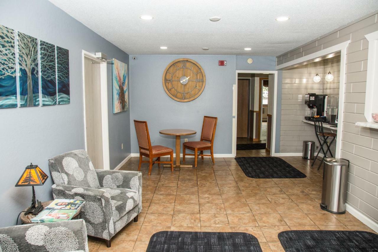 Americas Best Value Inn & Suites Detroit Lakes Bagian luar foto