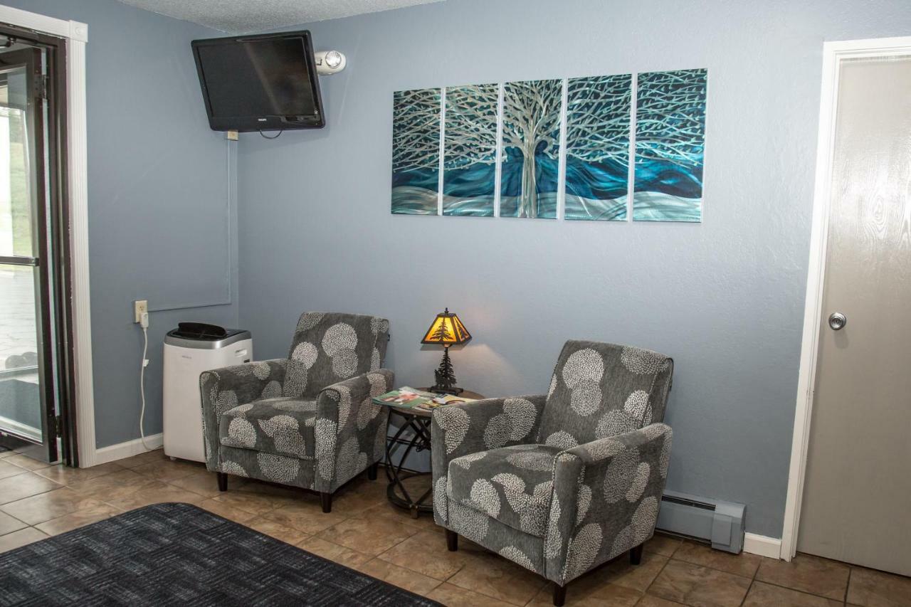 Americas Best Value Inn & Suites Detroit Lakes Bagian luar foto