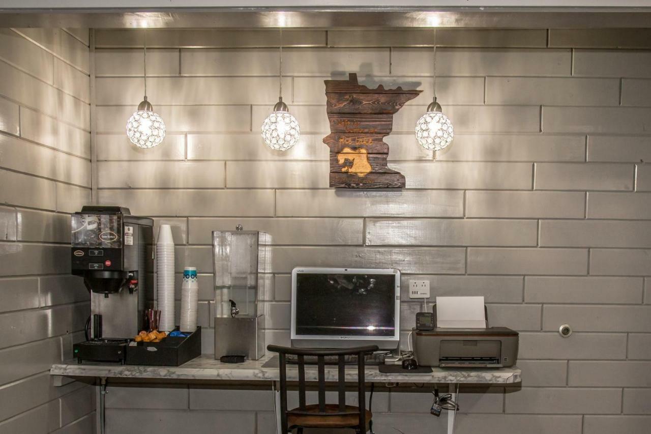 Americas Best Value Inn & Suites Detroit Lakes Bagian luar foto